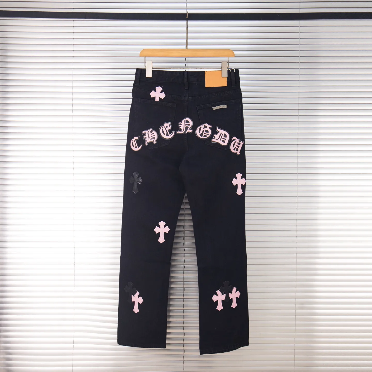 P260 Chrome Hearts Black Pants Sanskrit Black Pink Multi-Leather Jeans CH jeans need to be washed after the finished product is disassembled and then hand-stitched with sheepskin cross leather and then spliced ​​together to complete. The whole piece has too many craftsmanship to explain, patchwork cross flower embellishment, high-waisted washed jeans! ! Absolutely high-end luxury products, god-level single products and super popular products, made with top heavy industry, a must-see magic weapon. Customized hardware. The fabric is thick and soft after washing. It has good breathability. Customized small leather label. Unique design. The details are simple and elegant, and the workmanship is exquisite. The entire trousers are neatly routed and the details are in place! It’s so cool that both men and women can easily control the genderless trend! Style number: 1871# Color: black Size: 28 30 32 34